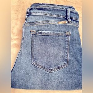 KanCan Cool Mom Jeans, Stretchy with Frayed hem. Size 9